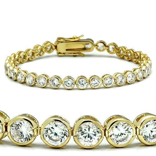 Vue rapprochée des zircons ronds serti clos sur un bracelet en laiton doré, révélant leur éclat.