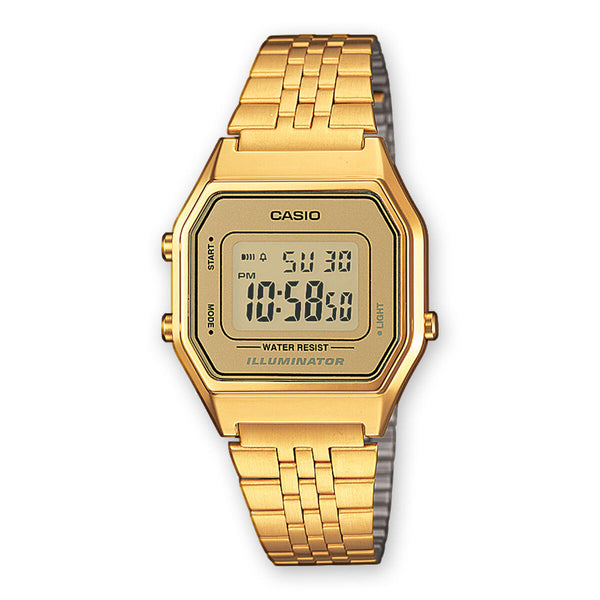 Détail d'une montre digitale Casio dorée, boîtier octogonal et bracelet en acier inoxydable, Maison Mercier.