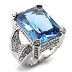 Détail du sertissage pavé de zircons cubiques sur le corps de bague en argent rhodié, Maison Mercier.