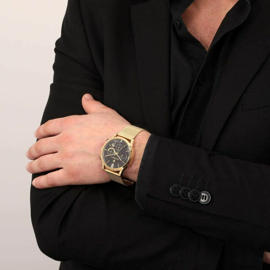 Montre chronographe Maserati pour homme en acier doré, cadran noir profond et bracelet maille milanaise, affichant l'heure et les compteurs de précision, Maison Mercier.