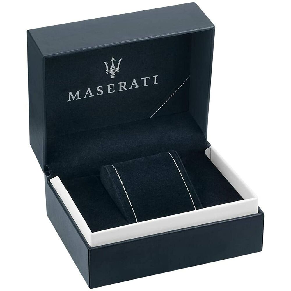 Montre chronographe Maserati pour homme en acier doré, cadran noir profond et bracelet maille milanaise, affichant l'heure et les compteurs de précision, Maison Mercier.