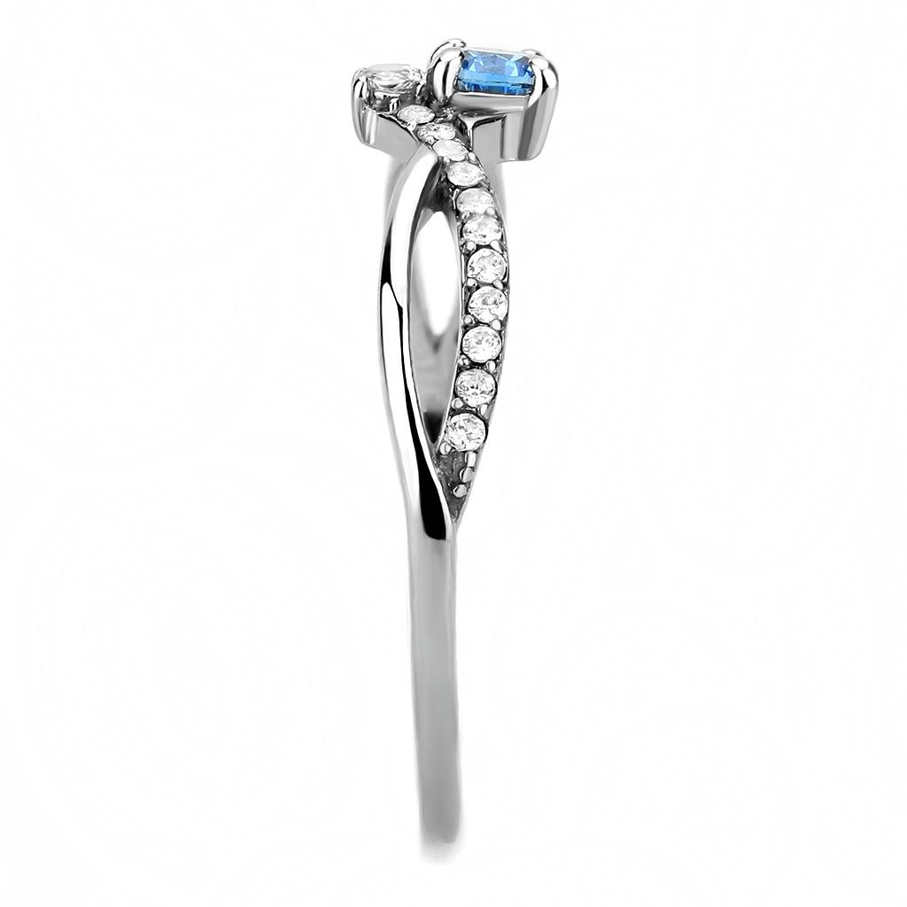 Détail d'une bague solitaire ondulée en acier chirurgical TK316, ornée d'une topaze bleue océan et de zircons pavés, Maison Mercier.