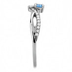 Détail d'une bague solitaire ondulée en acier chirurgical TK316, ornée d'une topaze bleue océan et de zircons pavés, Maison Mercier.