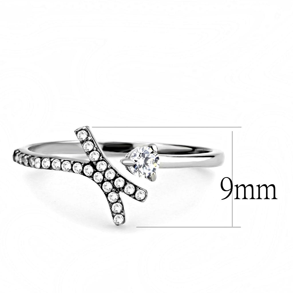Profil de la bague ouverte asymétrique Maison Mercier, mettant en évidence la largeur de 9mm de son design délicat et l'éclat des pierres.