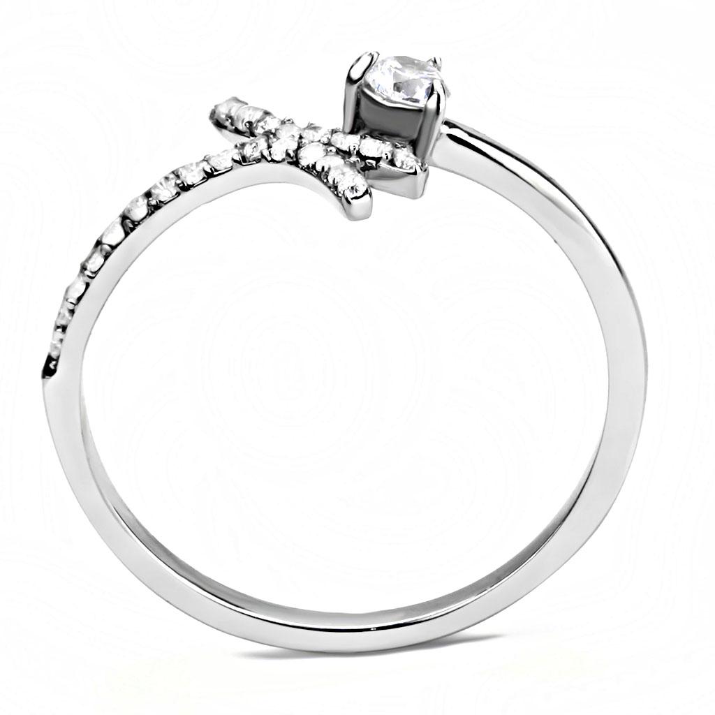 Vue latérale de la bague ouverte asymétrique en acier rhodié, révélant la finesse de sa monture et l'éclat des cristaux, Maison Mercier.