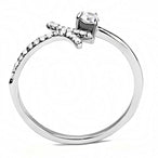 Vue latérale de la bague ouverte asymétrique en acier rhodié, révélant la finesse de sa monture et l'éclat des cristaux, Maison Mercier.