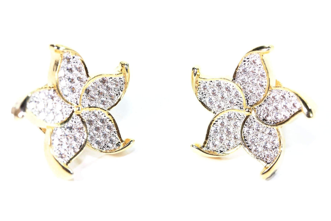 Boucles d'oreilles puces florales en plaqué or, ornées d'oxydes de zirconium scintillants, Maison Mercier.