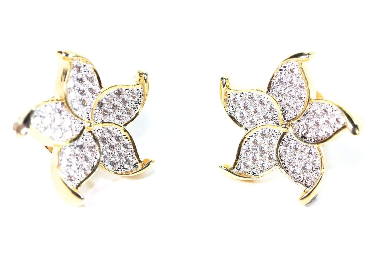 Boucles d'oreilles puces florales en plaqué or, ornées d'oxydes de zirconium scintillants, Maison Mercier.