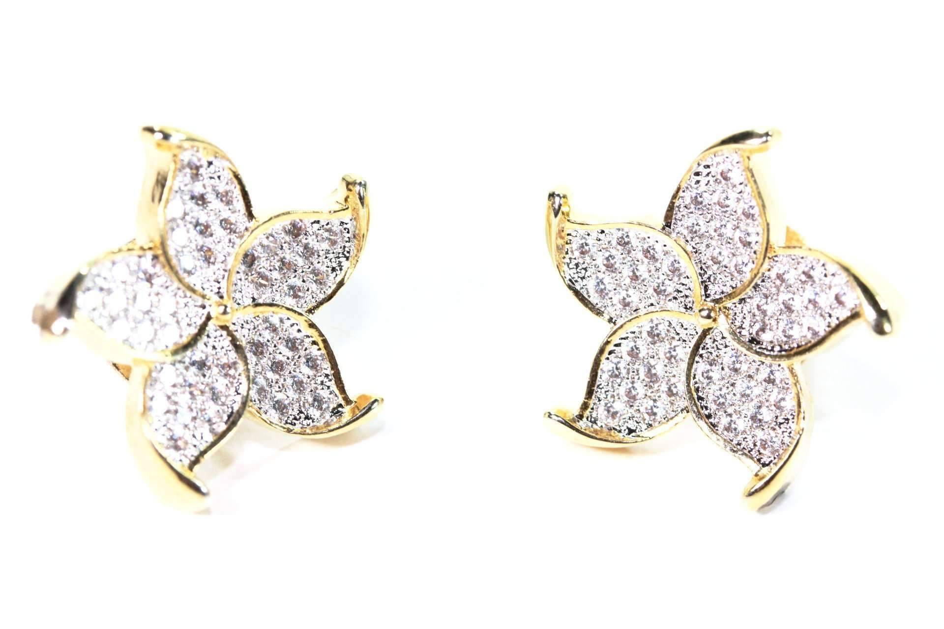 Boucles d'oreilles puces florales en plaqué or, ornées d'oxydes de zirconium scintillants, Maison Mercier.