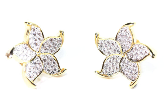 Boucles d'oreilles puces florales en plaqué or, ornées d'oxydes de zirconium scintillants, Maison Mercier.