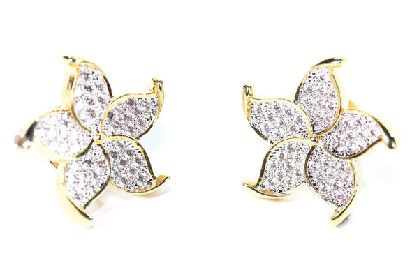 Boucles d'oreilles puces florales en plaqué or, ornées d'oxydes de zirconium scintillants, Maison Mercier.