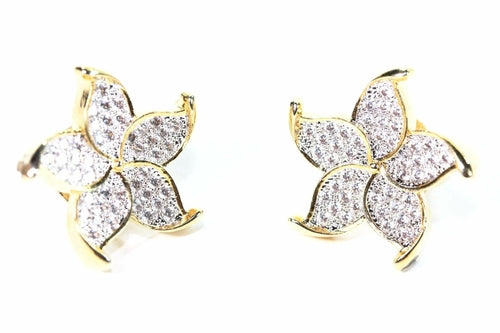 Détail rapproché d'une boucle d'oreille florale en plaqué or avec pavage d'oxydes de zirconium, Maison Mercier.
