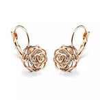 Détail d'une boucle d'oreille rose ajourée en finition or rose polie à la main, Maison Mercier.