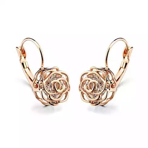 Détail d'une boucle d'oreille rose ajourée en finition or rose polie à la main, Maison Mercier.