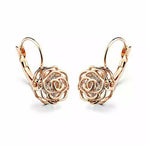 Détail d'une boucle d'oreille rose ajourée en finition or rose polie à la main, Maison Mercier.