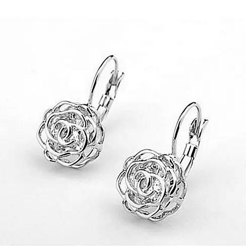 Détail d'une boucle d'oreille rose ajourée en finition argent rhodié polie à la main, Maison Mercier.