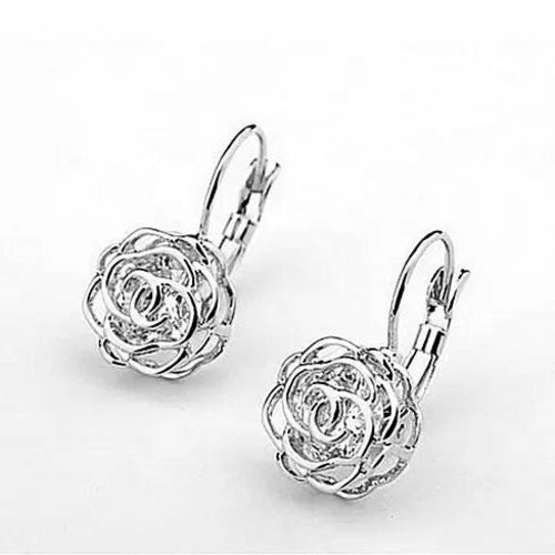 Détail d'une boucle d'oreille rose ajourée en finition or rose polie à la main, Maison Mercier.