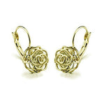 Détail d'une boucle d'oreille rose ajourée en finition or jaune polie à la main, Maison Mercier.