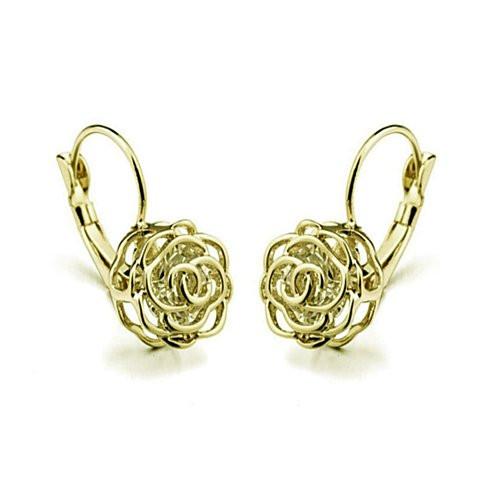 Détail d'une boucle d'oreille rose ajourée en finition or jaune polie à la main, Maison Mercier.