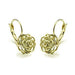 Détail d'une boucle d'oreille rose ajourée en finition or jaune polie à la main, Maison Mercier.