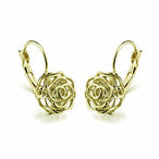 Détail d'une boucle d'oreille rose ajourée en finition or rose polie à la main, Maison Mercier.