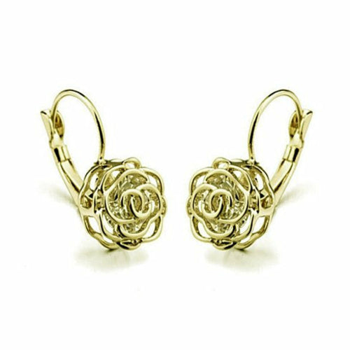 Détail d'une boucle d'oreille rose ajourée en finition or rose polie à la main, Maison Mercier.