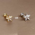 Piercing d'oreille hypoallergénique, finition dorée, avec un motif géométrique serti de zircons.