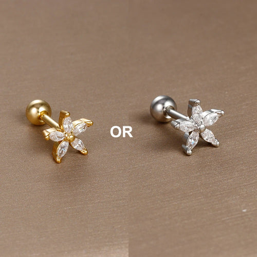 Piercing d'oreille hypoallergénique, finition dorée, avec un motif géométrique serti de zircons.