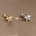 Piercing d'oreille hypoallergénique, finition dorée, avec un motif géométrique serti de zircons.