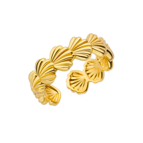 Détail d'une bague ajustable dorée en acier inoxydable, ornée d'un motif délicat de coquillages, Maison Mercier.