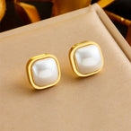 Détail d'une collection de boucles d'oreilles variées en acier inoxydable doré, présentant des designs géométriques, perlés et organiques, Maison Mercier.