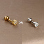 Bijou d'oreille doré, résistant et élégant, avec un motif floral orné de pierres scintillantes.