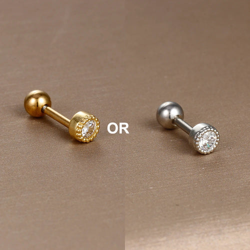 Bijou d'oreille doré, résistant et élégant, avec un motif floral orné de pierres scintillantes.