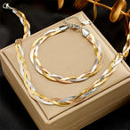 Détail d'une parure collier et bracelet tressés en maille serpent, présentant trois patines distinctes (or, argent, or rose), Maison Mercier.
