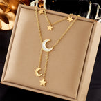Collage de quatre créations Maison Mercier : un collier double chaîne avec pendentif rond noir, un collier chaîne gourmette avec pendentif cœur vert, un bracelet chaîne avec pendentif cœur et ovale noir, et un collier double chaîne avec étoiles et pendentif rectangulaire bleu.