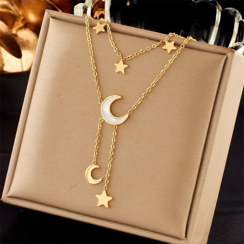 Collage de quatre créations Maison Mercier : un collier double chaîne avec pendentif rond noir, un collier chaîne gourmette avec pendentif cœur vert, un bracelet chaîne avec pendentif cœur et ovale noir, et un collier double chaîne avec étoiles et pendentif rectangulaire bleu.