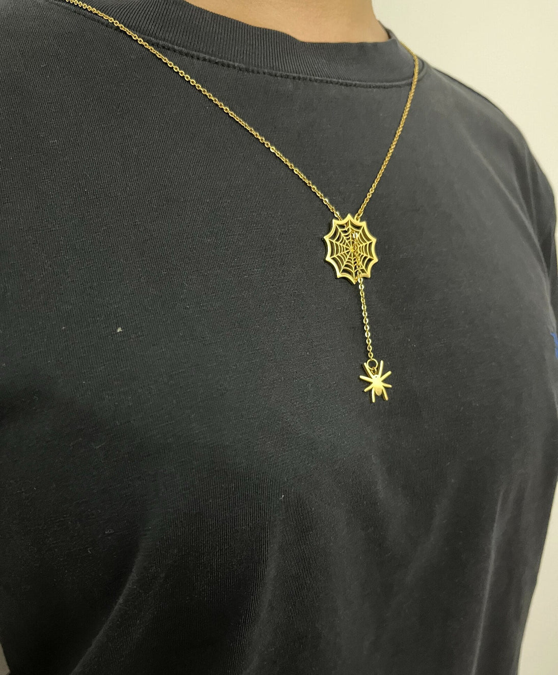 Détail du pendentif toile d'araignée finement ciselé en plaqué or 18 carats, Maison Mercier.