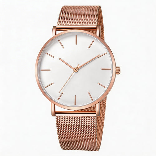 Montre féminine Maison Mercier, cadran noir épuré, bracelet maille milanaise finition or rose, portée au poignet avec un bracelet délicat à perles dorées.
