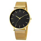 Montre féminine Maison Mercier, cadran noir épuré, bracelet maille milanaise finition or rose, portée au poignet avec un bracelet délicat à perles dorées.