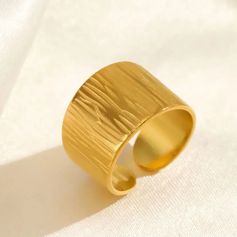 Bague ajustable à motif de feuilles stylisées en acier inoxydable doré, Maison Mercier.