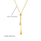 Détail du collier lariat Goutte d'Eau en acier doré, avec ses dimensions ajustables de 50+6 cm (19.68+2.36 inch) et un poids de 10g (0.35oz), Maison Mercier.