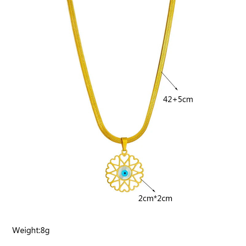 Collier doré en acier inoxydable avec une chaîne serpentine et un pendentif circulaire ajouré en forme de fleur, orné d'un œil protecteur central bleu, avec indications de dimensions (42+5cm, 2cm*2cm) et poids (8g).