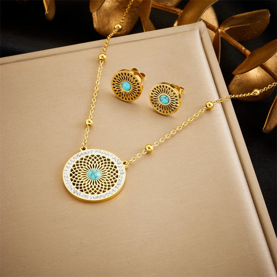 Détail d'une parure collier et puces d'oreilles avec cabochons turquoise ronds en acier doré, Maison Mercier.