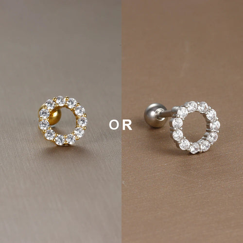 Élégant piercing d'oreille doré, orné de multiples zircons, capturant la lumière avec sophistication.
