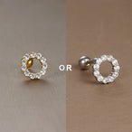 Élégant piercing d'oreille doré, orné de multiples zircons, capturant la lumière avec sophistication.