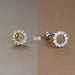 Élégant piercing d'oreille doré, orné de multiples zircons, capturant la lumière avec sophistication.