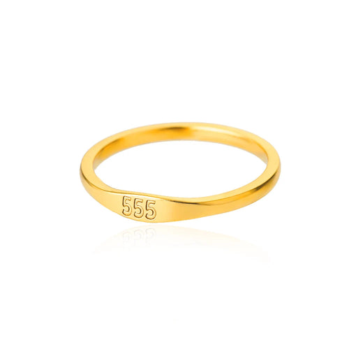 Bague ajustable dorée avec un design ajouré complexe, reflétant la lumière avec élégance, Maison Mercier.