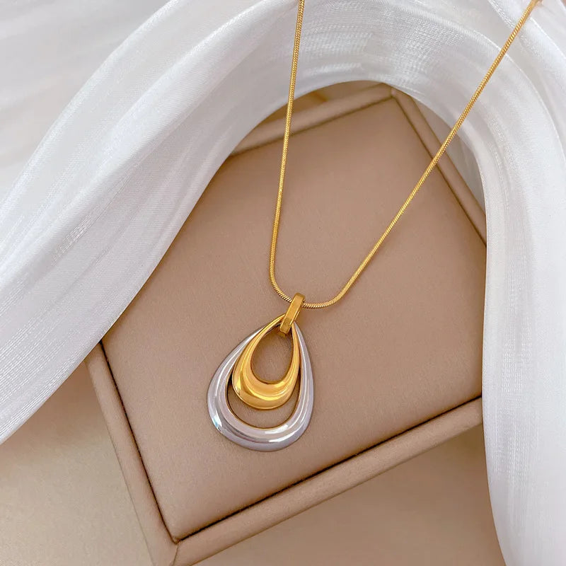 Présentation élégante d'un bijou Maison Mercier, reflétant le savoir-faire de l'atelier français.