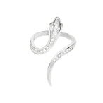Gros plan sur une bague ajustable multi-rangs avec motifs variés (points, cordes, fleurs) en acier inoxydable doré, Maison Mercier.