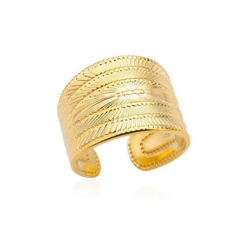Bague en acier inoxydable doré, avec un motif texturé unique qui évoque un artisanat d'exception, Maison Mercier.
